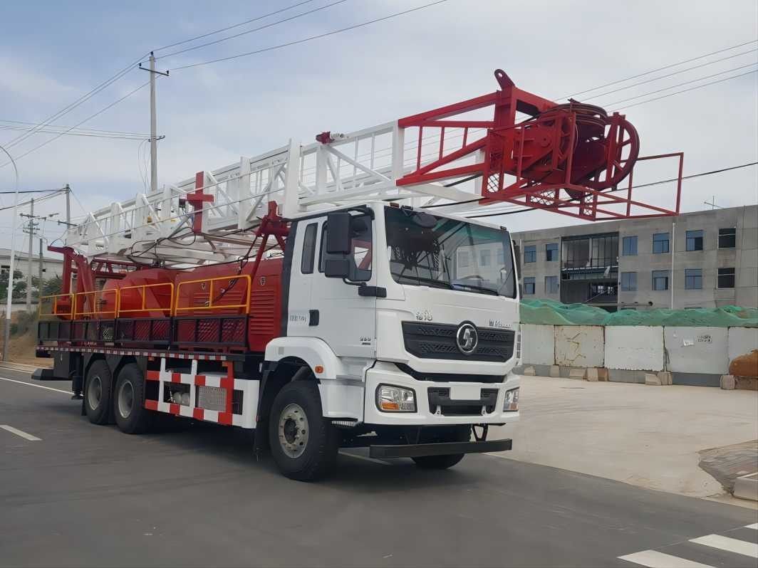 SHACMAN H3000 Petrol Buhran Kamyonu 6x4 380HP EuroII Beyaz 50Ton Petrol Rig Hareketli Kamyonlar