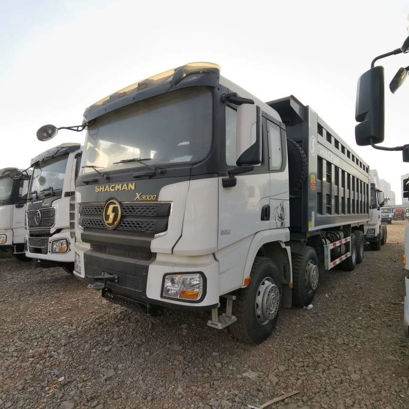 Hava frenleri ve hava sürüş süspansiyonu ile donatılmış 14 metre yükseklikteki ağır atık kamyonu