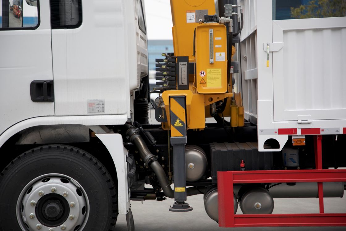 SHACMAN L3000 4X2 10 ton yükleme kapasitesi Kargo kamyonu 240HP Kargo taşıyıcı vinç iyi kalitede