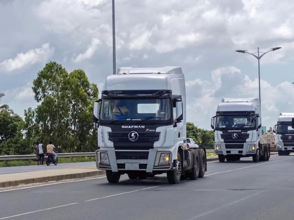 10 Tekerlekli 6X4 SHACMAN Traktör Kamyonu X3000 SHACMAN Tanzanya için Traktör Cummins ISME420 Euro3 55 Tonluk Traktör Kamyonu